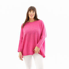 Remerón Sonia de color rosa, con manga larga y corte amplio, modelo femenino posando frente a un fondo blanco.