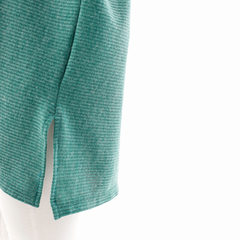 Remerón Sonia de color verde con textura, mostrando un detalle del lado y la abertura lateral.