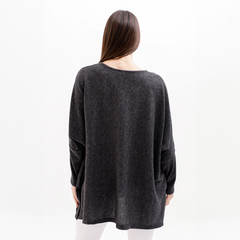Remerón Sonia de color gris oscuro visto desde atrás, con un diseño amplio y cómodo.