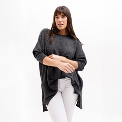 Remerón Sonia en color gris oscuro, con manga larga y corte suelto, combinado con pantalones blancos.