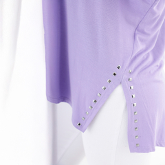 Camiseta morada con detalles metálicos en los costados