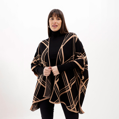 Rosa Rachele es una ruana de diseño moderno, con patrones geométricos en tonos negros y beige, ideal para el invierno.