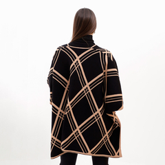Ruana Rachele con diseño de cuadros en tonos negros y beige, vista desde atrás.