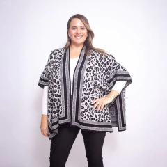 Modelo femenina usando una ruana Natal con diseño de estampado animal en tonos blanco, negro y gris