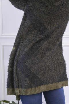 Saco Aruba en color negro con detalles en verde, tejido suave y cómodo, ideal para abrigarse en climas frescos.