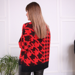 Saco Guayra, abrigo de invierno con diseño en rojo y negro, visto desde atrás.