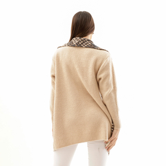Saco Ikia de color beige con cuello estampado visto desde atrás.