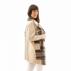 Saco Ikia en color beige con diseño de cuadros, modelo femenino posando de lado.