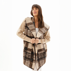 Saco Ikia de mujer en tonos beige y marrón, con diseño de cuadros y mangas largas.