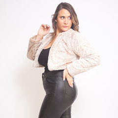 Mujer usando saco corto Málaga de peluche color beige claro