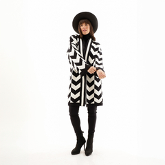 Saco Maya de diseño en zigzag en blanco y negro, mostrado por una modelo con un sombrero negro.