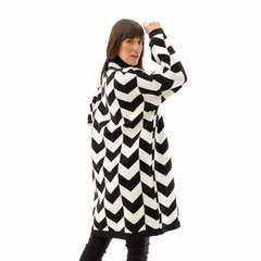 Saco Maya de diseño en zigzag en blanco y negro, modelo de pie girando hacia atrás.