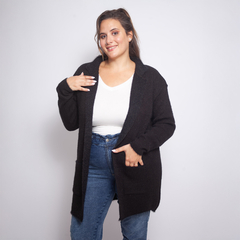 Modelo posando con un saco negro llamado Saco Victoria, luciendo una camiseta blanca y jeans.