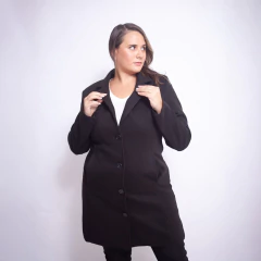 Mujer usando saco negro Andre de invierno con botones al frente y cuello solapa