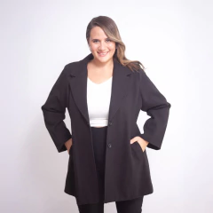 Mujer sonriente usando saco negro Maribel de invierno con botones y bolsillos