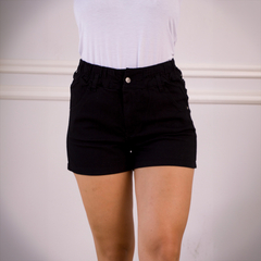Shorts negros de corte baggy, con cintura elástica y botón en la parte delantera.