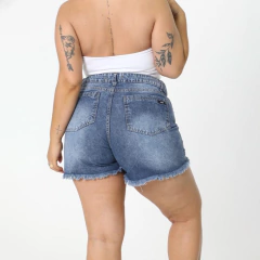 Shorts de mezclilla cortos, vista posterior, con dobladillo deshilachado.