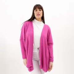 Modelo luciendo un spolverino rosa Amara, con una blusa blanca y pantalones claros, en un fondo blanco.