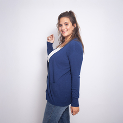 Modelo usando un spolverino azul Magnolia con pantalones de jeans y camiseta blanca.