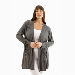 Spolverino Salma gris con bolsillos, modelo de mujer.
