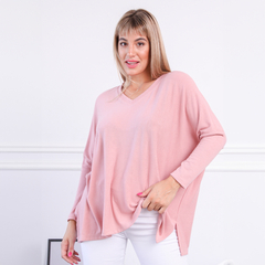 Modelo luciendo un sweater Ambar de color rosa claro con manga larga y escote en V.