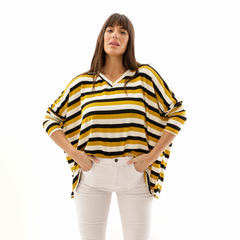 Modelo vistiendo un sweater a rayas amarillas y negras, con un diseño cómodo y moderno.