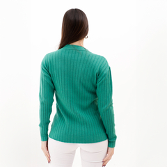 Suéter Eleo de color verde, visto desde atrás, con textura de rayas verticales.