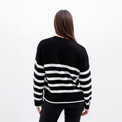 Sweater Holanda negro con rayas blancas visto desde atrás