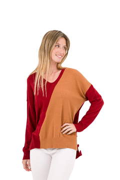 Modelo usando un suéter Jael de colores rojo y marrón, con un diseño moderno y casual.