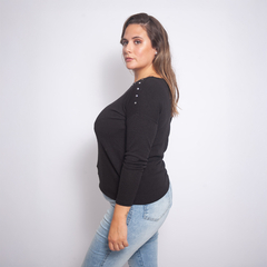 Sweater Jania de color negro, con manga larga y detalles en los hombros, visto de perfil.