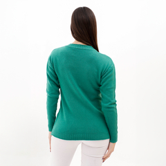 Vista trasera de un suéter verde de mujer, con mangas largas y diseño sencillo.