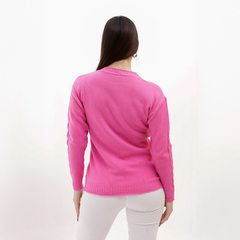Suéter rosa de mujer visto desde atrás, con mangas largas y un diseño sencillo.