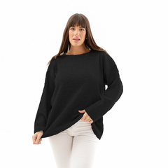 Modelo usando un sweater negro de manga larga, con un diseño amplio y cómodo.