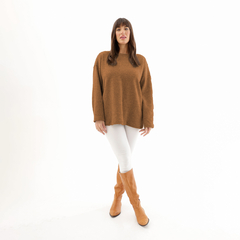 Sweater Romi en color marrón, modelo con mangas largas, combinado con pantalones blancos y botas altas.