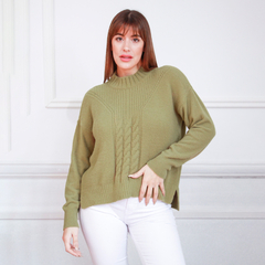 Modelo luciendo un suéter verde oliva de estilo casual con detalles de trenzado en la parte frontal.