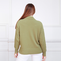 Suéter Sami de color verde oliva visto desde atrás, con un diseño cómodo y moderno.