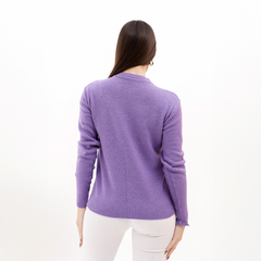 Sweater Ullua de color púrpura visto desde atrás, con diseño clásico y ajuste cómodo.