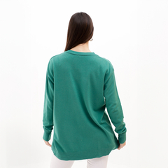 Sweater verde visto desde la parte trasera, con mangas largas y un diseño sencillo.