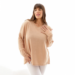 Sweater Virtudes en tono nude, con detalles de botones en el cuello, luciendo un estilo casual y cómodo.