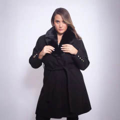 Tapado negro Fabiana con cuello de piel sintética y cinturón, modelo mujer de frente