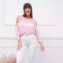 Remera Alya de manga larga en color rosa, con detalles de encaje, combinada con pantalones blancos.