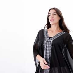 Túnica Fanal negra con detalles bordados en el escote, modelo elegante y ligero.