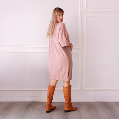 Túnica Prisma Combinada en color rosa, vista trasera de una mujer con botas altas marrones.