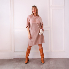 Túnica Prisma Combinada de color rosa y marrón, con botas altas de cuero y bolso pequeño, modelo posando en un ambiente minimalista.