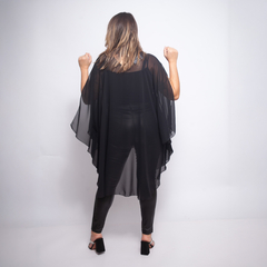 Túnica Sol New, una prenda ligera y elegante, vista desde atrás, con un diseño fluido en color negro.