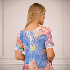 Vista trasera de un vestido Acai con estampado floral en tonos pastel.