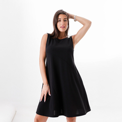 Vestido negro sin mangas, con corte suelto y detalles de costura, modelo Adams.