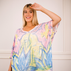 Modelo luciendo un vestido Aleyda con estampado colorido en tonos pastel.