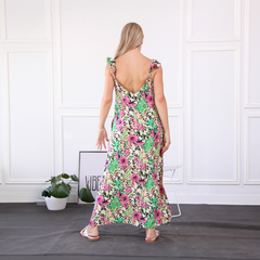Vestido largo Amancay con estampado floral en tonos verdes y rosas, visto desde atrás.