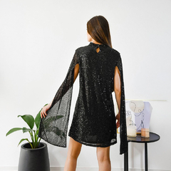 Vestido Analia negro con lentejuelas, visto desde atrás, con mangas largas y escote en la parte trasera.